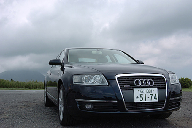 【スペック】4.2クワトロ:全長×全幅×全高=4915×1855×1455mm/ホイールベース=2845mm/車重=1850kg/駆動方式=4WD/4.2リッターV8 DOHC40バルブ(335ps/6600rpm、42.8kgm/3500rpm)/価格=885.0万円(テスト車=888.0万円/パールエフェクト=3.0万円)