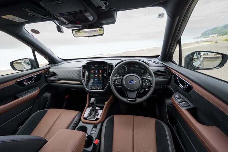 スバル車の魅力である、広々とした運転席からの視界。インテリアの仕様はグレードにより異なり、「プレミアム」ではプラチナ色のトリムと木目調装飾パネルの組み合わせ、およびブラックのトリムと金属調パネルの組み合わせを設定。後者はオプションの本革シートとのセットで用意される。