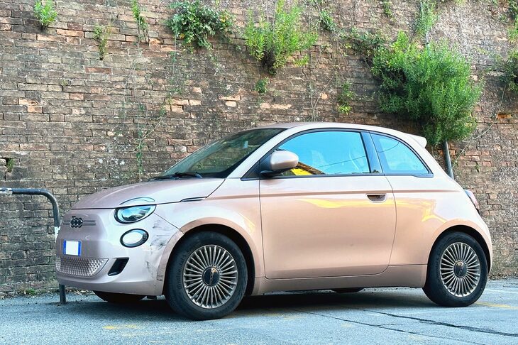 「フィアット500e」。2023年9月、イタリア・シエナで撮影。