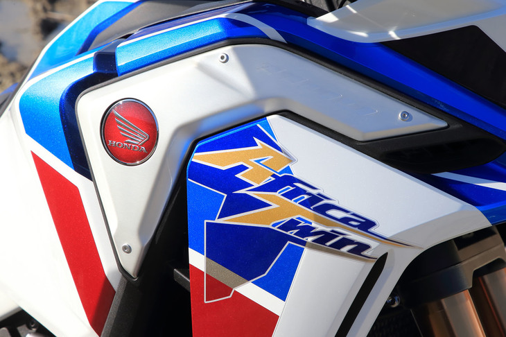 ホンダの大型アドベンチャーモデル「アフリカツイン」は、まず2016年2月に「CRF1000Lアフリカツイン」として登場。今回試乗した「CRF1100Lアフリカツイン」はその進化版にあたり、2019年12月より各仕様が随時発売された。