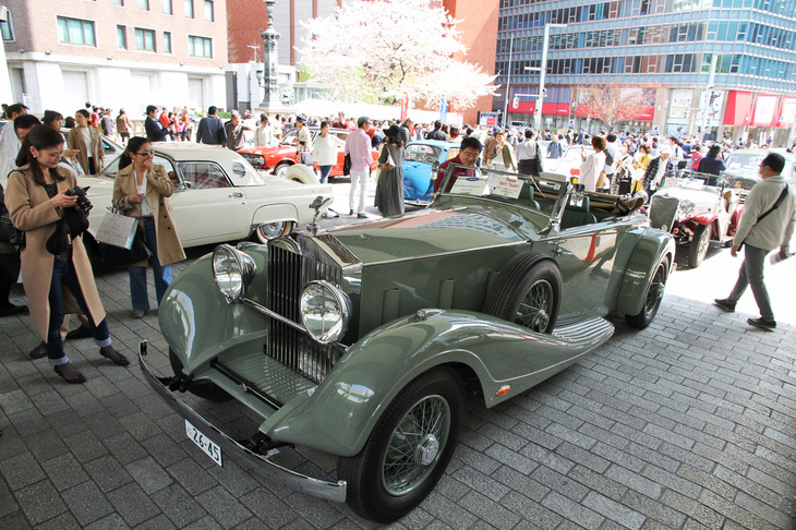 1933年「ロールス・ロイス・ファントムII」のベアシャシーに、日本におけるFRP成型の先駆者である工業デザイナーの浜 素紀(もとき)氏が自らデザイン・製作したFRPボディーを載せたモデル。
