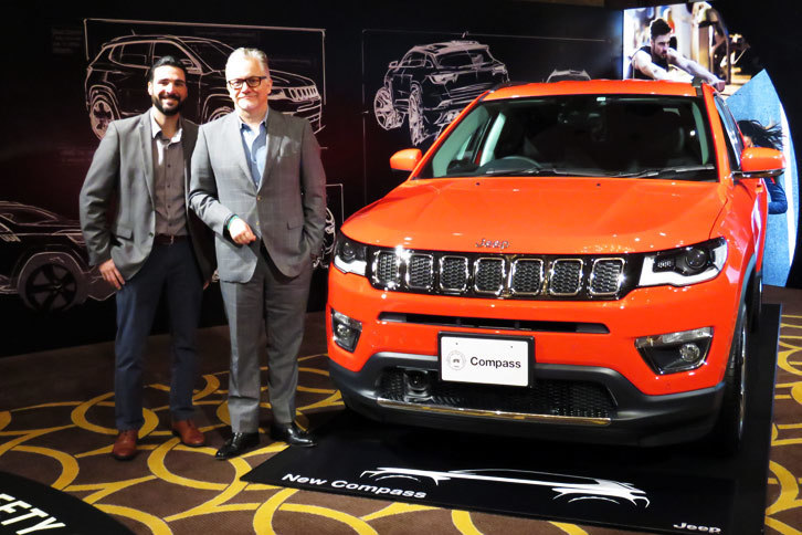 新型「ジープ・コンパス リミテッド」とFCAジャパンのポンタス・ヘグストロム社長兼CEO(右)、ジープ・コンパスの外観デザインを担当したFCA USのクリス・ピシテリ氏。