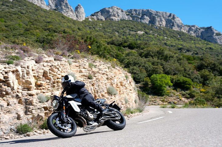 車両骨格はチューブラーフレームで、パワーユニットもストレスメンバーとして使用。鋼管にはクロームモリブデン鋼を使っており、剛性としなやかさのバランス、そして軽さを追求している。