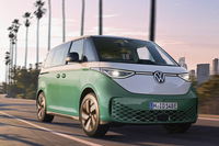 新型車のラインナップを見ると、やはり目についたのがBEV。「日本カー・オブ・ザ・イヤー」のノミネートも、実に3分の1以上をBEVが占めた。写真はフォルクスワーゲンの「ID. Buzz」。