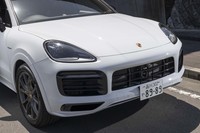 ブラックのLEDヘッドライトでドレスアップされた、試乗車のフロントまわり。操舵に合わせて照射範囲を変える「PDLS」も含まれる。