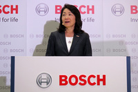 取締役副社長の森川典子氏。質疑応答では「世界シェアの30%は日系自動車メーカーで占められており、その重要な決断は日本で行われている」と述べ、日本市場の重要性を語った。