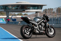 トライアンフが新型「ストリートトリプルRS」発表 レース用エンジンの技術を注入の画像