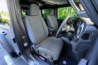 フロントシートの調整は手動式。表皮もシンプルなファブリックとなるが、色違いのステッチが施されていたりして質感は悪くない。座り心地も上々だ。