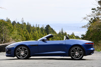 【ジャガーFタイプR-DYNAMICコンバーチブルP300】
ボディーサイズ:全長×全幅×全高=4470×1925×1310mm/ホイールベース:2620mm/車重:1670kg/駆動方式:FR/エンジン:2リッター直4 DOHC 16バルブ ターボ/トランスミッション:8段AT/最高出力:300PS(221kW)/5500rpm/最大トルク:400N・m(40.8kgf・m)/1500-2000rpm/タイヤ:(前)255/35ZR20 97Y/(後)295/30ZR20 101Y(ピレリPゼロ)/燃費:10.7km/リッター(WLTCモード)/価格:1101万円
【取材時の燃費データ】
テスト距離:336.1km(市街地1:高速道路7:山岳路2)/使用燃料:--リッター(ハイオクガソリン)/参考燃費: 9.0km/リッター(車載燃費計計測値)