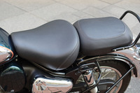 これほどたっぷりした快適なサドルシートを備える中型バイクも珍しい。日本仕様車には、パッセンジャー用の後席も標準で備わる。