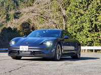 明るい場所で見た「タイカン」は、スタイリッシュな4ドアサルーンという印象。日本に導入されるタイカンは4種類で、今回試乗した「ターボ」は93.4kWhのバッテリーを搭載する上から2番目のグレードとなる。車両本体価格は2023万1000円ナリ。