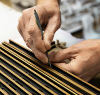 丁寧に加工されたウッドが北欧のプロダクトらしい温かみのある見た目と感触を実現。サウンドクオリティーは言うまでもなく、デザインの美しさも兼ね備えるのがBang & Olufsenの大きな魅力だ。