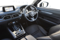 「クルマとの一体感」を意識してデザインされたコックピットまわり。独立したデザインのセンターディスプレイも特徴的。