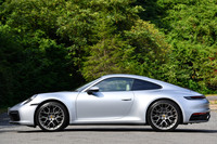 【ポルシェ911カレラのスペック】
ボディーサイズ:全長×全幅×全高=4519×1852×1300mm/ホイールベース:2450mm/車重:1515kg(DIN)/駆動方式:RR/エンジン:3リッター水平対向6 DOHC 24バルブ ターボ/トランスミッション:8段AT/最高出力:385PS(283kW)/6500rpm/最大トルク:450N・m(45.9kgf・m)/1950-5000rpm/タイヤ:(前)245/35ZR20 95Y/(後)305/30ZR21 104Y(グッドイヤー・イーグルF1アシンメトリック3)/燃費:9.0リッター/100km(約11.1km/リッター、欧州複合サイクル)/価格:1359万7222円
【取材時の燃費データ】
テスト距離:263.4km(市街地1:高速道路7:山岳路2)/使用燃料:41.2リッター(ハイオクガソリン)/参考燃費:6.4km/リッター(満タン法)/6.4km/リッター(車載燃費計計測値)