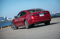 セダンではリアまわりのデザインにも手が加えられており、リアエンドパネルとガーニッシュが水平基調の造形となった。