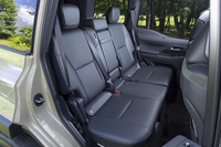 “オーバートレイル+”は2列シート・5人乗りのみの設定。後席はタンブルアップして前に倒せる構造だ。