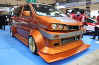 「みんなで乗れる車検対応の合法街道レーサー」がコンセプトというNATS(日本自動車大学校)の「ブギ☆グランド」。ベースは初代「日産エルグランド」。