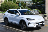 アウトストラーダA9を降り、高級リゾート地コモで。イタリア人と思われるカップルが乗っていた「BYDシールU」。