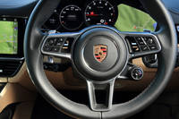 ステアリングホイールのスポーク部には、インフォテインメントシステムの操作スイッチが並ぶ。センター右下に見えるのは、走行モードのセレクトダイヤル。