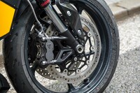 「660」と「800」(写真)の足まわりで、ひとつ大きく異なるのがフロントブレーキ。ともにφ310mmのツインディスクを備えるが、前者では2ピストンのスライディングキャリパーが、後者では4ピストンラジアルキャリパーが組み合わされる。