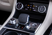 シフトセレクターは従来のガングリップタイプから「SVR」のロゴが入ったコンパクトなレバー式に変更。エンジンのスタート/ストップスイッチはその右横に配置されている。