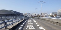 「速度注意」の路面表示を施したところ、平均速度が51.7km/hから51.0km/hに低下した。