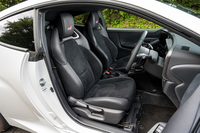 「RZ“ハイパフォーマンス”」のシート表皮はスエード調のブランノーブ。シート自体の厚みがたっぷりで掛け心地はよい。