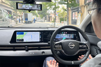 ルート上の前方左に配送業者のトラックと、荷物を出し入れする人物を検知。28km/hから24km/hに速度を低下させ、周囲の状況変化に対応する様子が確認できた。