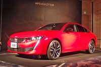 2代目となる新型「508」は、2018年3月のジュネーブモーターショーでデビュー。それから1年がたち、日本国内での販売が開始された。