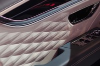 立体的な造形のダイヤモンドキルトレザーがドアパネルにあしらわれる。