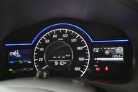 「ノートe-POWER」には専用メーターが用意される。中央に速度計があり、その右側に“エネルギーフロー”が表示される。