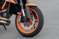 ブレーキは、前がφ320mmのツインディスクとブレンボ製4ピストンモノブブロックキャリパー、後ろがφ240mmのディスクとツインピストンフローティングキャリパーの組み合わせだ。