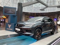 デメオ氏がセアト車をベースに企画した新ブランド、クプラ。2020年1月、フランクフルト・アム・マイン空港で。