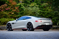 外観をパーソナライズするために「グラフィックパック」が用意される。これはフロントスプリッターやサイドシル、リアディフューザーにアクセントカラーが施されるというもの。試乗車では赤が選択されている。