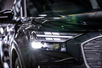 どの部分を点灯させるかを、4通りから任意に選ぶことができる「デジタルデイタイムランニングライト」を搭載。周囲の環境を検知し、照射範囲や角度を自動調整する「マトリクスLEDヘッドランプ+ダイナミックターンインディケーター」が「アドバンスト」以上のグレードに標準で装備される。