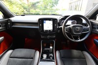 縦型の9インチディスプレイを中央に据えたインテリア。全体的にシンプルな造形で、良好な視界が確保されている。