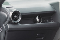 助手席側のダッシュボードは深く掘り込まれた形状に。追加の補助メーターを並べやすくするためという理由がなんともマニアックだ。