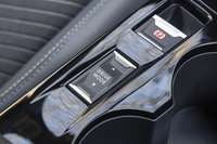 ドライブモードは「エコ」「ノーマル」「スポーツ」の3種類。ブレーキをつまんだり放したりすることで悪路走破性を高める「グリップコントロール」機能がなくなっている。