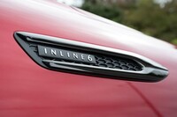 フロントフェンダーには直6エンジン搭載車であることを示す「INLINE6」のバッジが付いている(4気筒モデルには「INLINE4」バッジは付かない)。