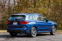 L字型のLEDテールライトが印象的なリアビュー。