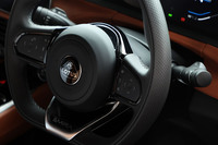 手触りのよいナッパレザーが巻かれたステアリングホイール。スポークにはオーディオなどを操作するスイッチが配されている。