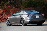 曲線を有機的につないだ優雅なスタイルが美しい。外側に向かって下降するリアコンビランプがかつての「3200GT」を思わせる。