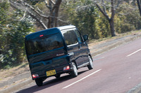 駆動方式の切り替えスイッチは、車速が80km/h以下の状態で、アクセルをオフにして操作する必要がある。