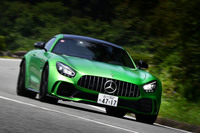 「クーペ」や「ロードスター」に加えて「4ドアクーペ」もラインナップする「AMG GT」シリーズ。今回試乗したのは、ドイツのニュルブルクリンク北コースにおいて、7分10秒9のラップタイムを記録した同シリーズのトップパフォーマー「GT R」だ。車両本体価格は2453万円。
