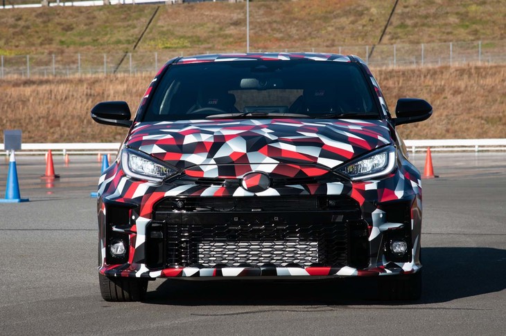 フロントマスクには他のGRシリーズと共通デザインの「ファンクショナルマトリックスグリル」を採用。グリルの内部には大型のインタークーラーが備わる。