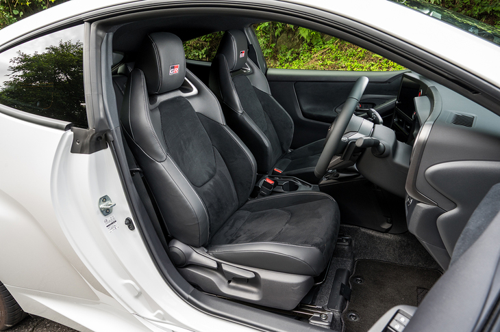 「RZ“ハイパフォーマンス”」のシート表皮はスエード調のブランノーブ。シート自体の厚みがたっぷりで掛け心地はよい。