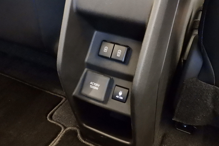 スズキeビターラZ(後席用USBポートとAC100V電源)