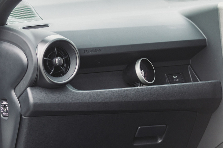 助手席側のダッシュボードは深く掘り込まれた形状に。追加の補助メーターを並べやすくするためという理由がなんともマニアックだ。