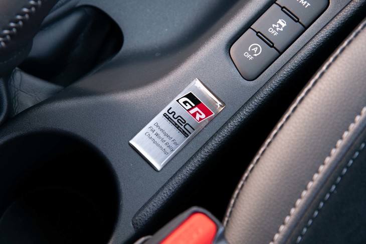 センターコンソールには「Developed For FIA World Rally Championship」と刻まれたプレートが貼られている。