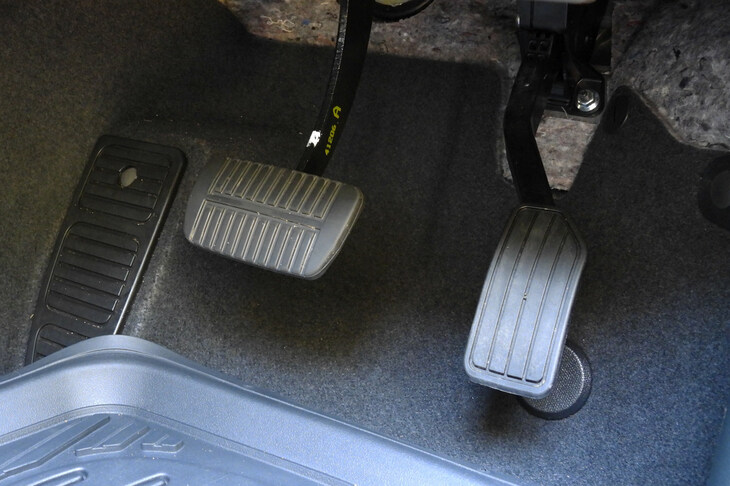 スバル・フォレスター スポーツEX(アクセル/ブレーキペダル)